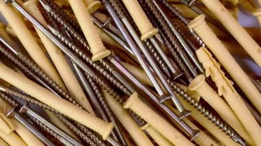 Sabitleme için plastik paneller ile inşaat vidaları tıklama bir grup saat yönünde döndürme.