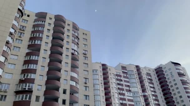 주거 지역에 있는 전형적 인 고층 아파트 건물의 모습 과 발코니와 창문 이 있는 모습. — 비디오