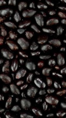 Bir sürü çikolatalı, jöleli, toplu, şekerli, fındıklı, yuvarlak şekerli..