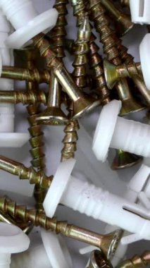 Sabitleme için plastik paneller ile inşaat vidaları tıklama bir grup saat yönünde döndürme.