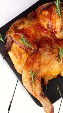 Tam kavrulmuş tavuk, baharat, sos ve pikap üzerinde dönen tahtanın üzerinde çıtır çıtır..