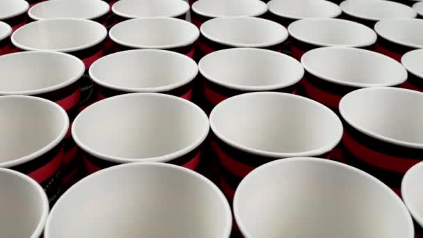 Rad röd och svart engångspapper kopp för kaffe eller varm dryck på mörk bakgrund rotera långsamt. — Stockvideo