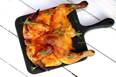 Baharatlı, soslu ve tahtanın üzerinde kızarmış tavuk. Tatil yemeği konsepti. Seçici odaklanma. Üst Manzara. Yakın plan..