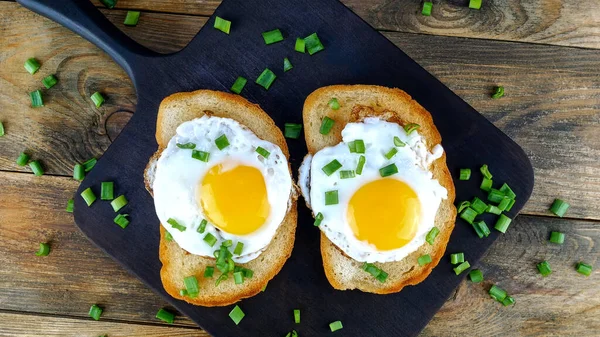 Fried Egg Sandwich Yolk Chili Pepper Toasted Slice Bread Sprinkled — Stock Photo, Image