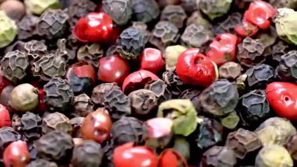 Pilha de pimenta multi-colorida seca misturada, especiarias salgadas girando lentamente. — Vídeo de Stock