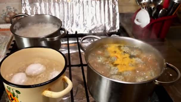 Μαγειρική δείπνο στο φούρνο αερίου σε γλάστρες σε κακή απεριποίητη κουζίνα για προσωρινή στέγαση ή μετανάστες στο σπίτι. — Αρχείο Βίντεο