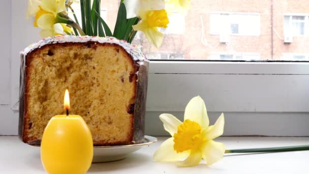Pokrojone Tradycyjne Ciasto Wielkanocne Płonącą Świecą Świeżym Żonkilem Oknie Domu — Wideo stockowe