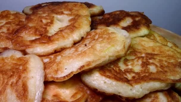 一堆堆新鲜的自制甜煎饼在盘子里旋转着 美味的传统早餐 后续行动 — 图库视频影像