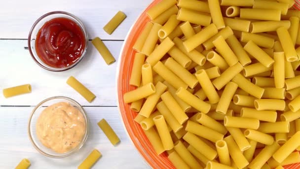 Nevařené syrové italské rigatoni těstoviny pomalu rotující na točném stole v misce. — Stock video