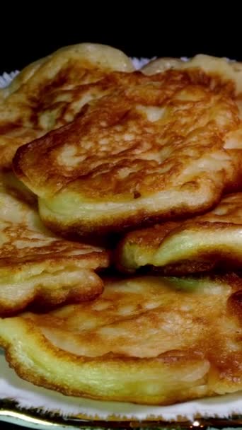 Pilha Panquecas Doces Caseiras Fritas Que Giram Sobre Pequeno Almoço — Vídeo de Stock