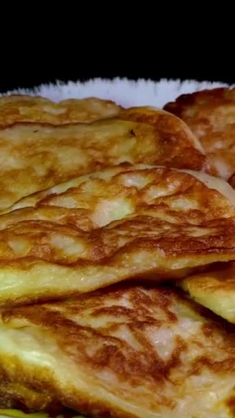 Pila Panqueques Dulces Caseros Frescos Fritos Girando Vertiendo Con Leche — Vídeo de stock