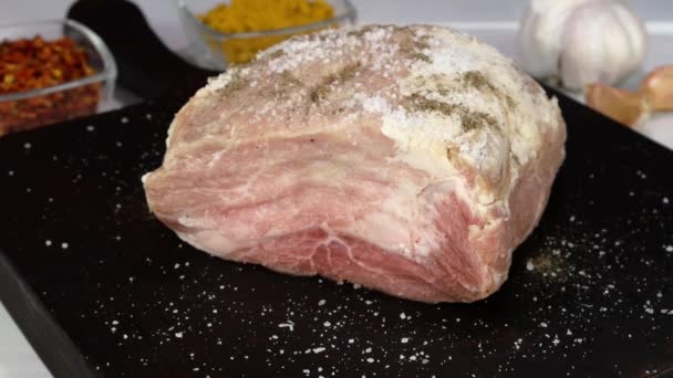Cook cuts fresh raw pork fillet in domestic kitchen with sharp knife for making chops. — Stok video