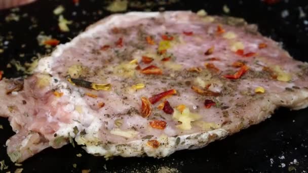 Cook κτυπά φρέσκο ωμό χοιρινό φιλέτο με σφυρί για το κρέας στην κουζίνα του σκάφους μαγείρεμα μπριζόλες. — Αρχείο Βίντεο
