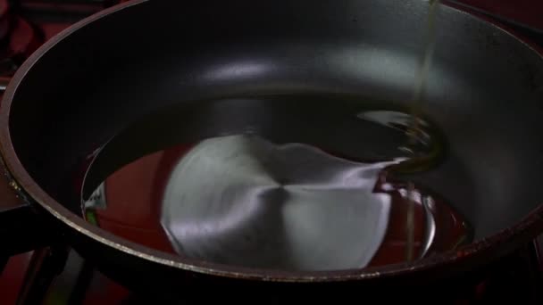 Masové kotlety v drobečcích s křupavou kůrkou smažené v rostlinném oleji na pánvi. — Stock video