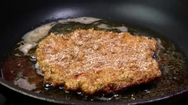 Köttkotletter i brödsmulor med krispig skorpa stekt i vegetabilisk olja i stekpannan. — Stockvideo