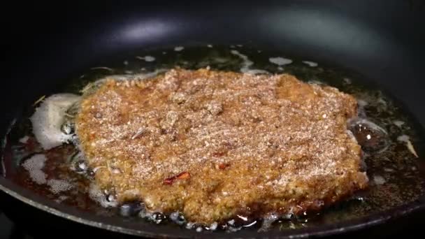 Chuletas de carne picada en pan rallado con corteza crujiente frito en aceite vegetal en sartén. — Vídeo de stock