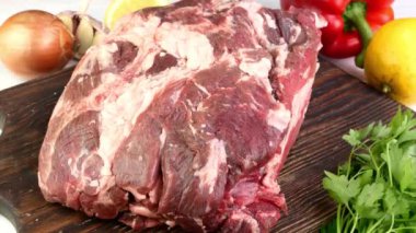 Şef leziz baharatlarla domuz filetosu ovuyor ve kızartma için baharat katıyor..