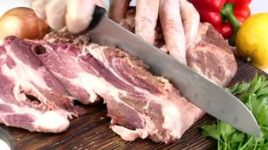 Şef mutfak bıçağı ile kesilmiş domuz filetosu ve baharatlarla ovulmuş ve kızartılmak üzere baharatlandırılmış..