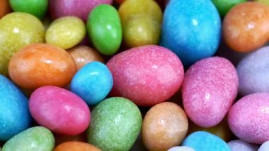 Bir sürü yuvarlak çiğneme şekeri yığını çok renkli jöleli sürükleyici döner döner döner döner döner..