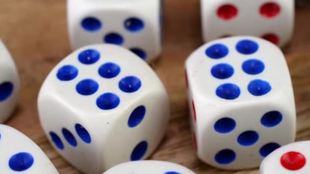 Beaucoup de dés de jeu cubes jouant au casino tester votre chance, royaume du hasard, tourner lentement. — Video