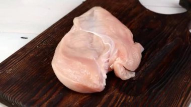 El serpintileri tuzlu ve baharatlı tavuk filetosu hazırlanmadan önce serpiştirilir..