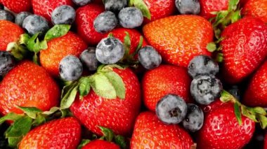 Yaz mevsimi sulu olgun çilek ve yaban mersini yığını döner döner döner döner döner döner döner döner döner döner.