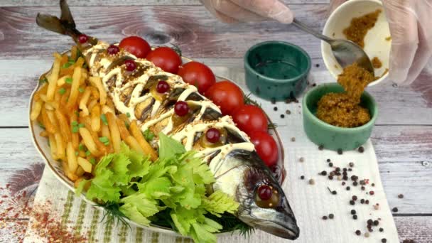Pesce sgombro fritto con patatine fritte, pomodori e foglie di sedano, senape e ketchup. — Video Stock