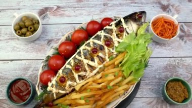 Kızarmış uskumru balığı, patates kızartması, domates ve kereviz yaprakları döner döner döner döner döner döner..