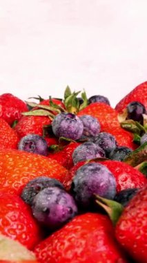 Yaz mevsimi sulu olgun çilek ve yaban mersini yığını döner döner döner döner döner döner döner döner döner döner.