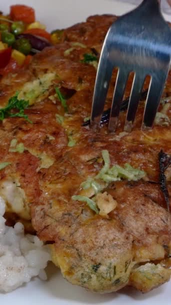 Close-up handen afsnijden stuk biefstuk of kotelet met mes en vork op het diner tijd. — Stockvideo