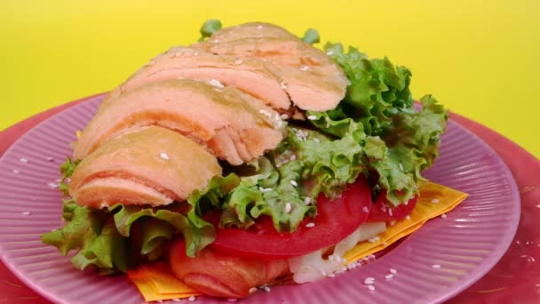 Petit Déjeuner Avec Croissants Sandwich Salade Verte Tomate Assiette Rose — Video