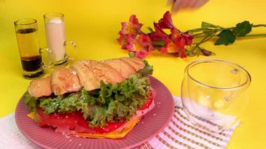 Kahvaltıda kruvasan sandviçi, yeşil salata ve domates suyu. Sevgililer Günü 'nde sağlıklı vejetaryen ve vejetaryen yemekleri. Yakın plan..