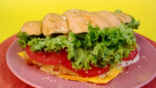 Desayuno Con Sándwich Croissant Ensalada Verde Tomate Plato Rosa Rotar — Vídeos de Stock