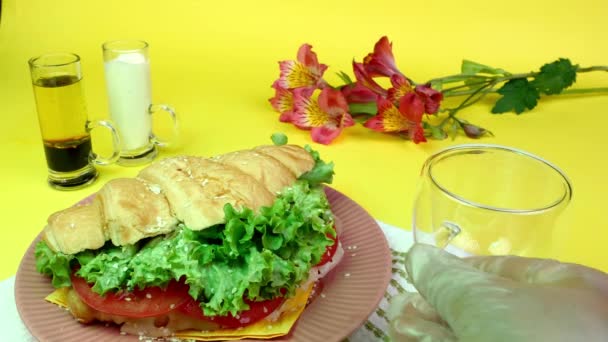 Desayuno Con Sándwich Croissant Ensalada Verde Tomate Plato Rosa Jugo — Vídeo de stock