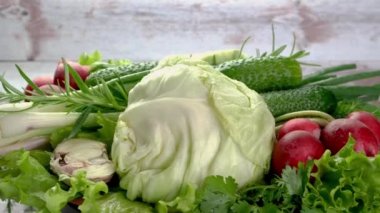 Salata, yeşil soğan, turp, maydanoz, kişniş, dereotu, sarımsak için sebze hazırlayın. Daha fazla antioksidan içeren sağlıklı vejetaryen ya da vejetaryen yemek yavaş döner. Yakın plan..