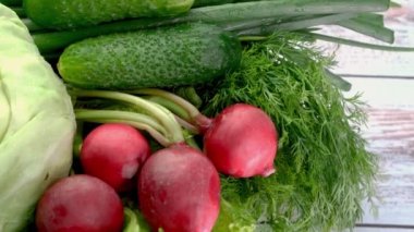 Salata, yeşil soğan, turp, maydanoz, kişniş, dereotu, sarımsak için sebze hazırlayın. Daha fazla antioksidan içeren sağlıklı vejetaryen ya da vejetaryen yemek yavaş döner. Yakın plan..