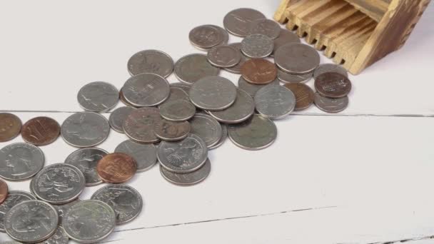 玩具拖拉机能赚很多美元 美国的硬币背景是白色的 而且能赚钱 在经济危机期间赚钱 高薪工作 后续行动 — 图库视频影像