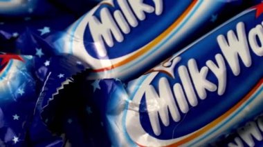 Kyiv, Ukrayna, Mayıs 2022 - Mars tarafından üretilen çikolatalı samanyolu popüler mini şekerler, yavaş yavaş dönüyor. Yakın plan..