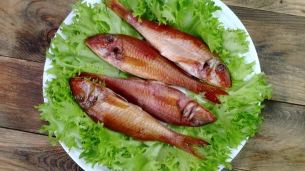 Salata Yaprakları Üzerinde Servis Edilen Bütün Deniz Balıklarını Tüttürmek Beyaz — Stok video