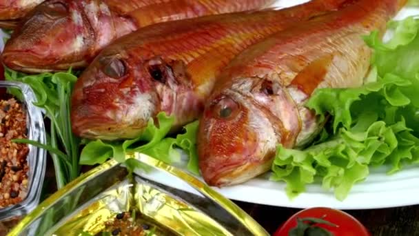 Uzené Celé Mořské Ryby Servírují Salátové Listy Rajčaty Rozmarýnem Pomalu — Stock video