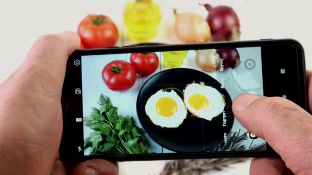 Руки Людини Фотографують Смажені Яйця Овочами Смартфоні Соціальних Мереж Або — стокове відео