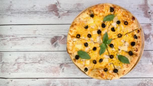 Domowej Roboty Pizza Serem Mięsem Kurczaka Oliwkami Liśćmi Bazylii Obracają — Wideo stockowe