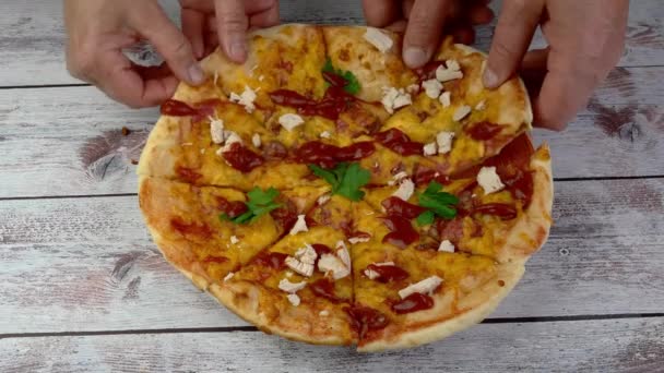 Руки Двух Человек Берут Пиццу Сыром Куриным Мясом Оливками Листьями — стоковое видео