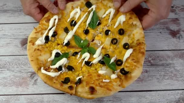 Dłonie Dwojga Ludzi Jedzą Pizzę Serem Kurczakiem Oliwkami Liśćmi Bazylii — Wideo stockowe