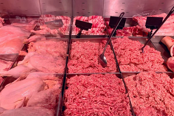 在现代肉店的冰箱陈列柜里 各种新鲜的生肉切碎质量很好 肉品柜台四 后续行动 — 图库照片