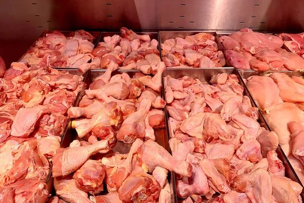 在现代肉店的冰箱陈列柜里 各种新鲜鸡肉的质量 肉品柜台四 后续行动 — 图库照片