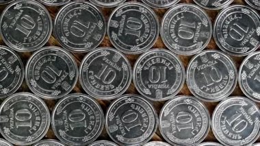 Bozuk paraların tersi 10 Ukrayna Hryvnia 'sı yavaşça döner. Üst Manzara. Yakın plan..