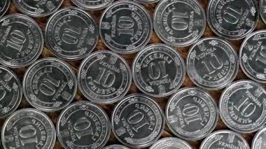 Bozuk paraların tersi 10 Ukrayna Hryvnia 'sı yavaşça döner. Üst Manzara. Yakın plan..
