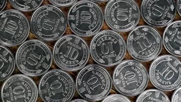 面值为10个乌克兰格里夫尼亚的硬币的正面旋转缓慢 顶部视图 后续行动 — 图库视频影像