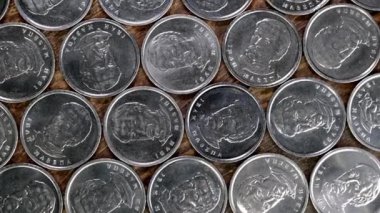 Bozuk paraların tersi. İvan Mazepa 'nın portresiyle 10 Ukrayna Hryvnia' sı yavaşça döner. Üst Manzara. Yakın plan..